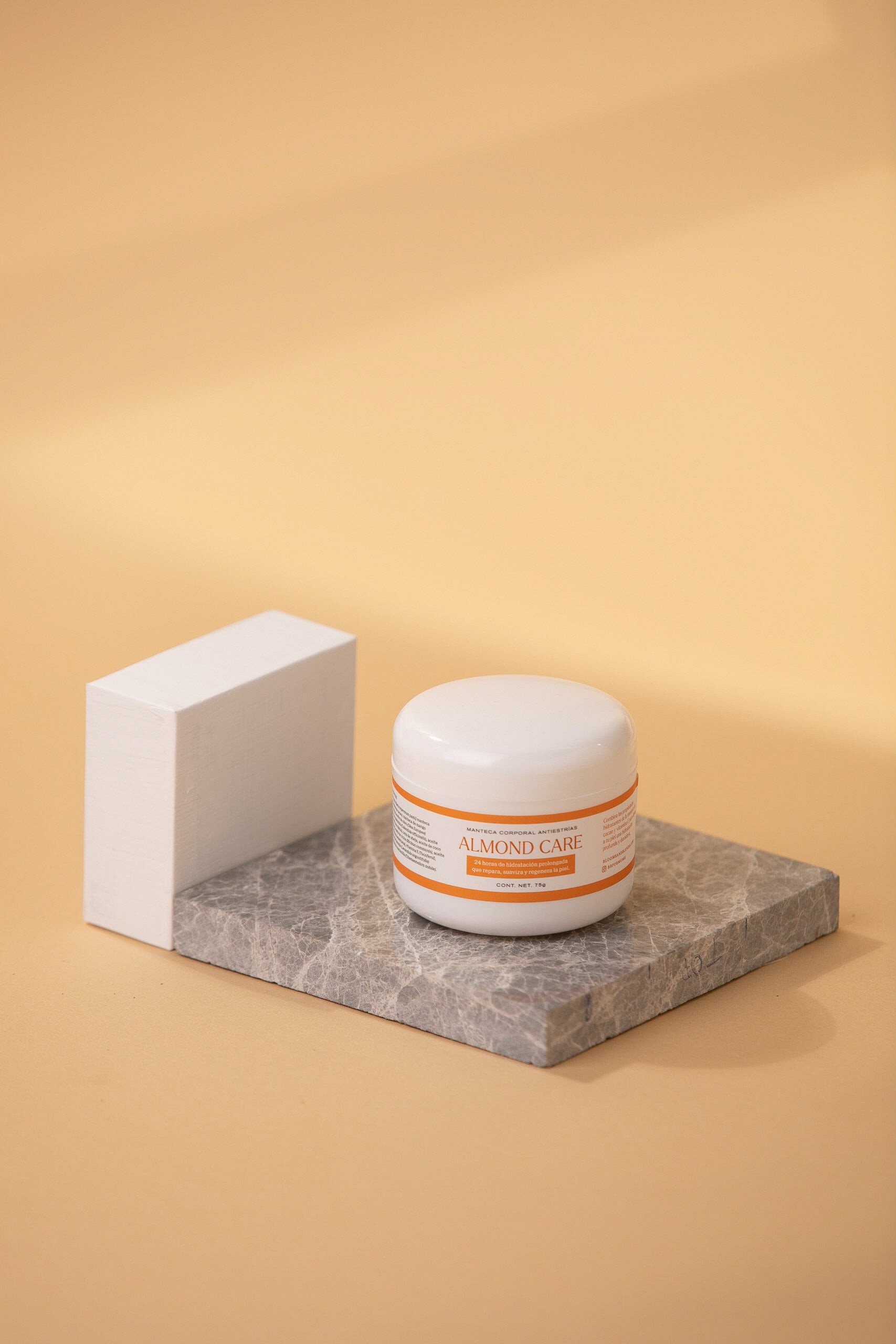 ALMOND CARE - Manteca corporal antiestrías